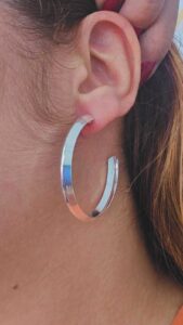 Argola larga folheada a prata com canto .
