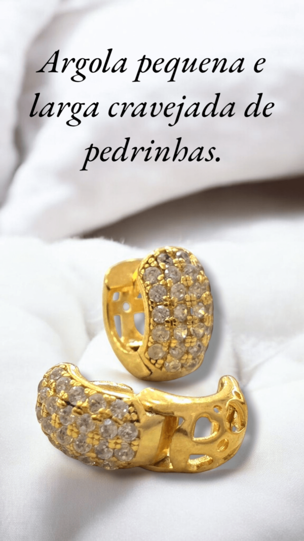 Argola pequena e larga cravejada de pedrinhas.