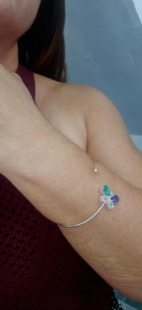 Bracelete folheado a prata com borboleta colorida de zircônia.