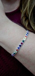 Bracelete folheado a prata com corações coloridos de zircônia.