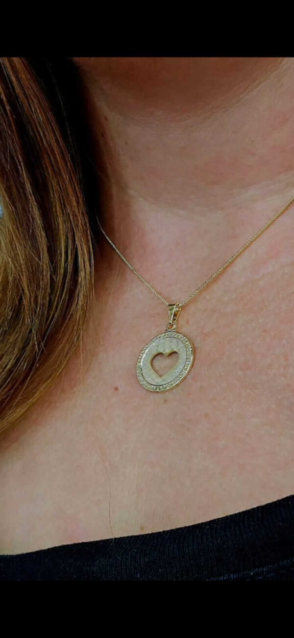 Coleção dia das Mães. Gargantilha com pingente mandala, frutos do Espírito Santo e coração. Folheado a ouro18k. Caixa de entrada