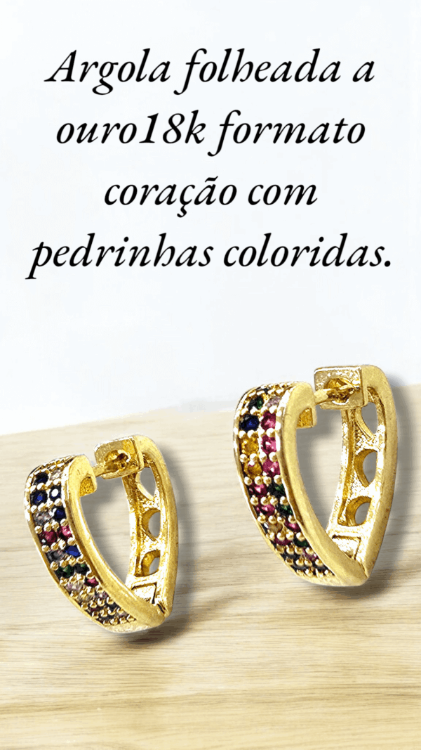Argola folheada a ouro18k formato coração com pedrinhas coloridas.