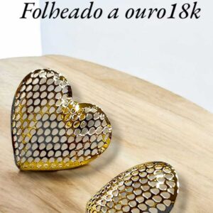 Brinco formato coração com textura. Folheado a ouro18k