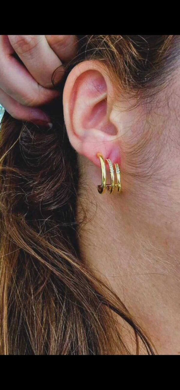 Coleção dia das Mães Argola três aros com pedrinhas. Folheada a ouro18k.