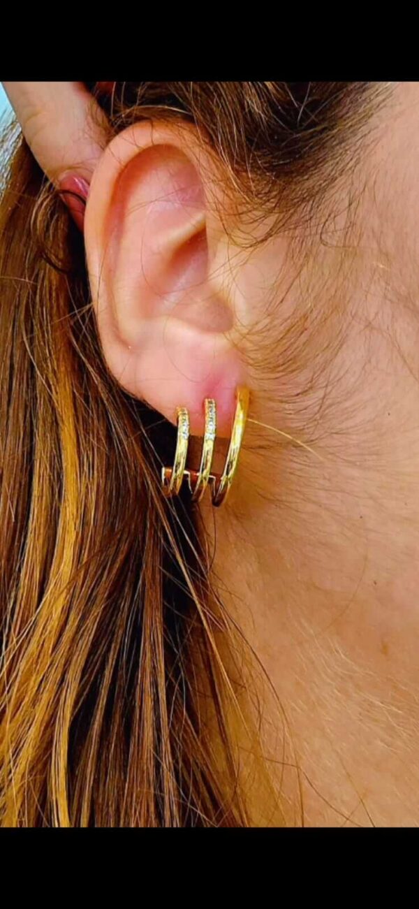Coleção dia das Mães Argola três aros com pedrinhas. Folheada a ouro18k.