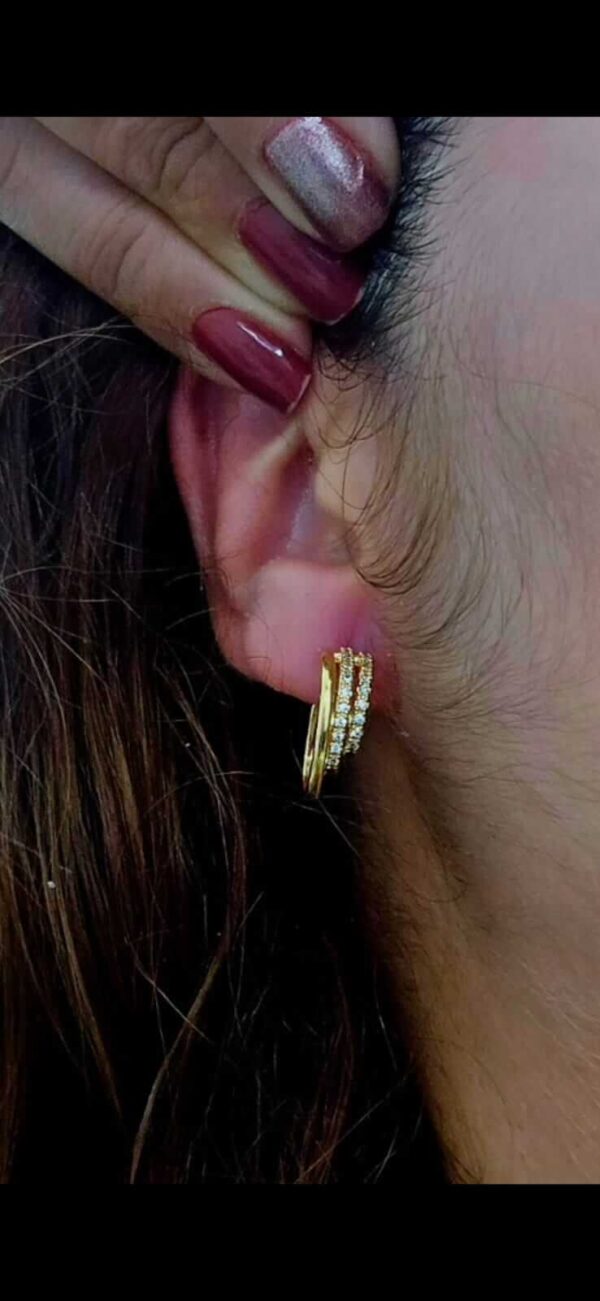 Coleção dia das Mães Argola tripla com pedrinhas, folheado a ouro18k - Image 2