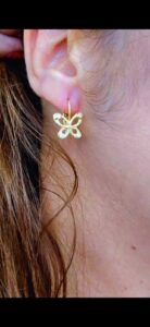 Coleção dia das Mães. Argola tranqueta de borboleta com pedrinhas. Folheado a ouro18k