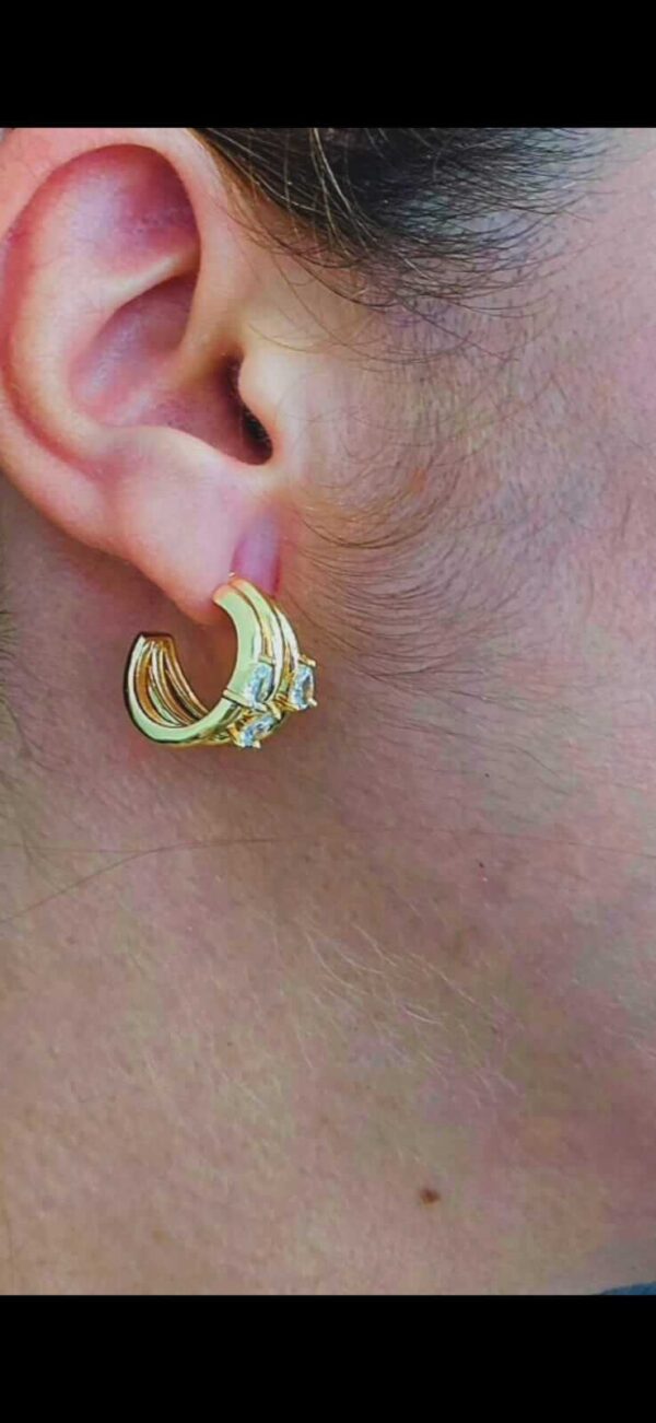 Coleção dia das Mães. Argola três aros com pedras em gota. Folheada a ouro18k.