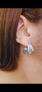 Coleção dia das Mães. Argola três aros com pedras em gota. Folheada a prata.