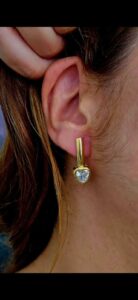 Coleção dia das Mães. Brinco palito com coração de zircônia, folheado a ouro18k.