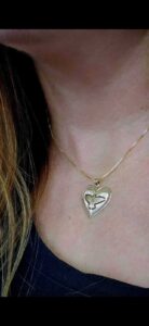 Gargantilha com pingente de coração, e Espírito Santo. Folheado a ouro18k.