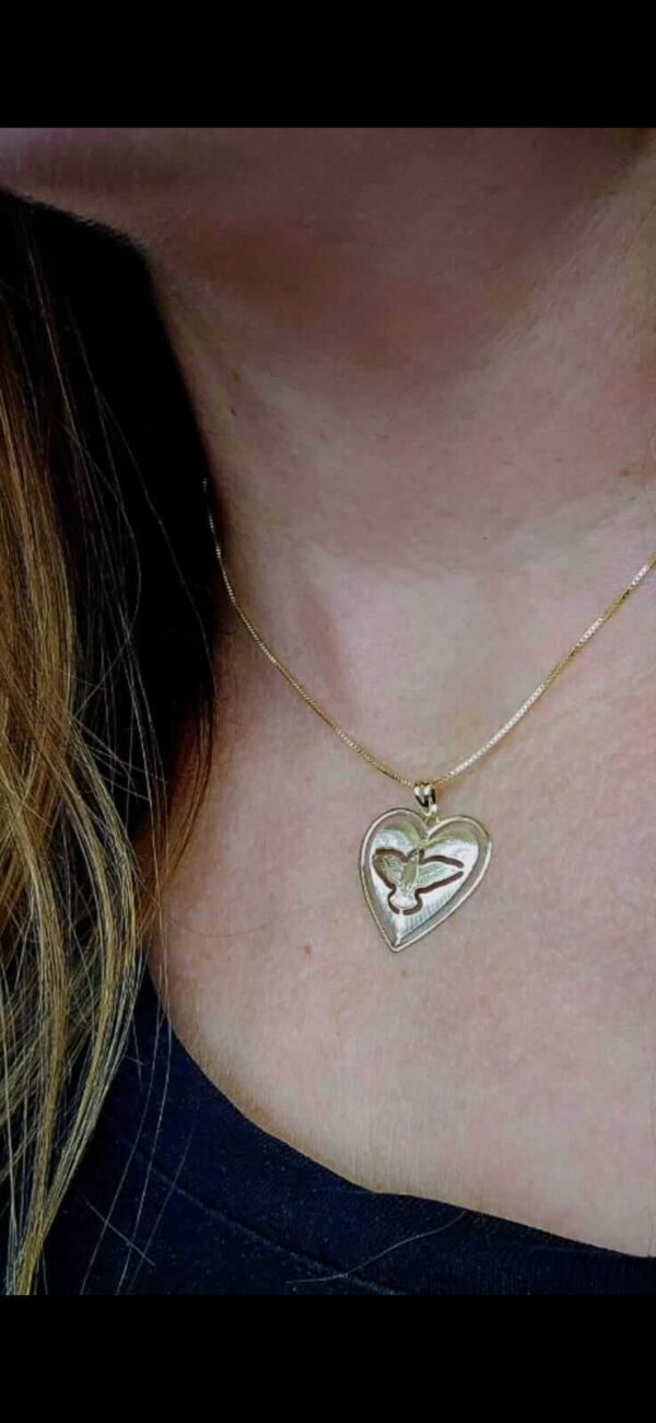 Gargantilha com pingente de coração, e Espírito Santo. Folheado a ouro18k.