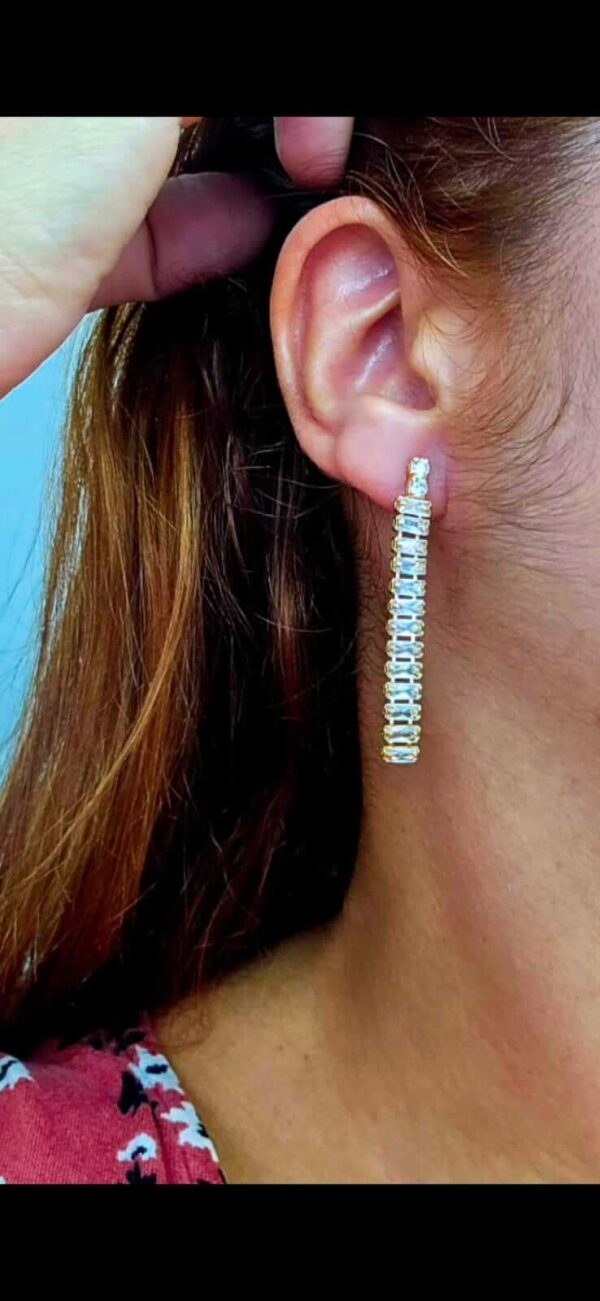 Lindo brinco folheado a ouro18k cravejado de zircônia cristal.