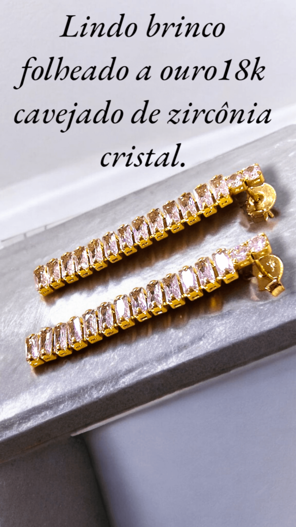 Lindo brinco folheado a ouro18k cravejado de zircônia cristal.