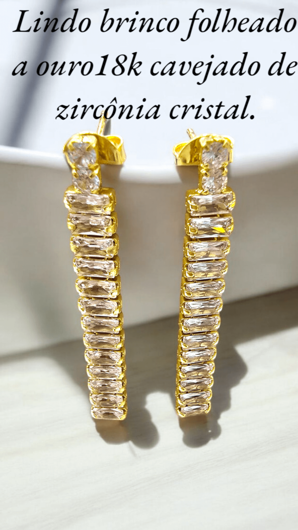 Lindo brinco folheado a ouro18k cravejado de zircônia cristal.