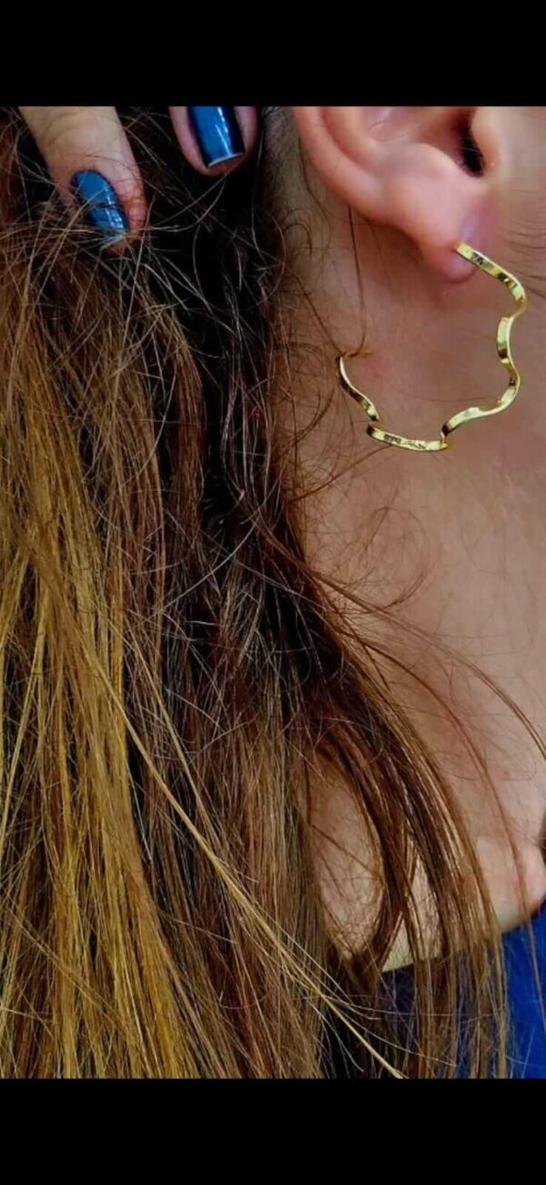 Argola andulada folheada a ouro18k.