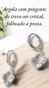 Argola com pingente de trevo cor cristal, folheado a prata.