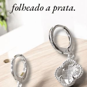 Argola com pingente de trevo cor cristal, folheado a prata.