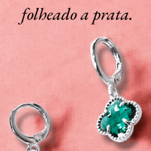 Argola com pingente de trevo na cor verde, folheado a prata.