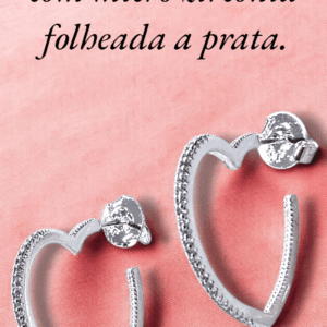 Argola de coração com micro zircônia folheada a prata.