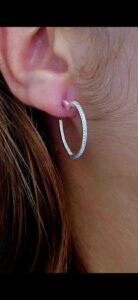 Argola de coração com micro zircônia folheada a prata.