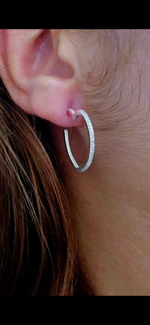 Argola de coração com micro zircônia folheada a prata.