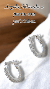 Argola folheada a prata com pedrinhas.