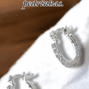 Argola folheada a prata com pedrinhas.