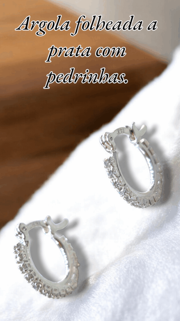 Argola folheada a prata com pedrinhas.