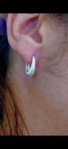 Argola oval com friso , folheada a prata.