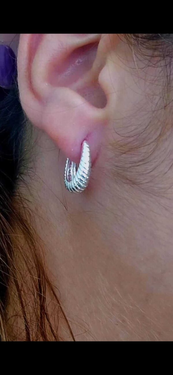 Argola oval com friso , folheada a prata.