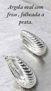 Argola oval com friso , folheada a prata.