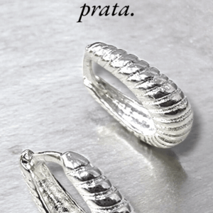 Argola oval com friso , folheada a prata.