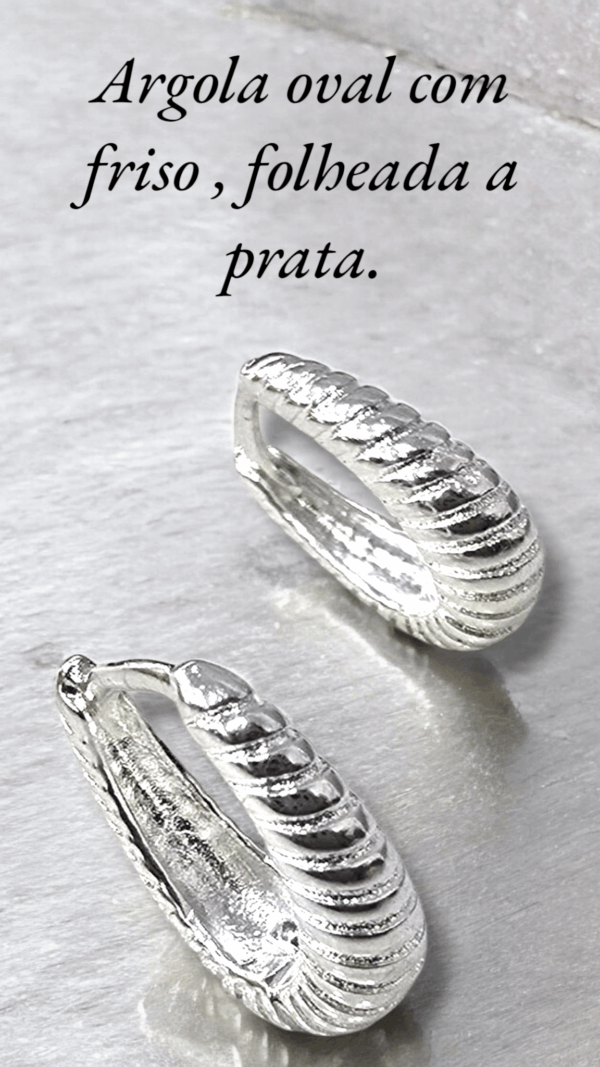Argola oval com friso , folheada a prata.