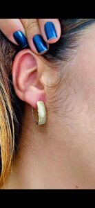 Argola oval e larga com textura. Folheada a ouro18k.