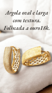 Argola oval e larga com textura. Folheada a ouro18k.