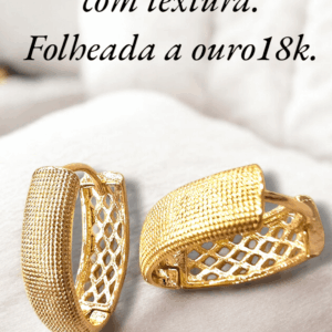 Argola oval e larga com textura. Folheada a ouro18k.