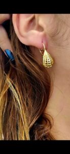 Brinco de de gota com tranqueta , folheado a ouro18k