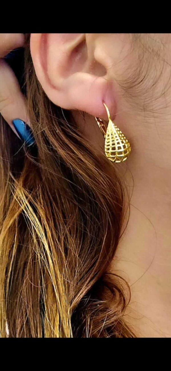 Brinco de de gota com tranqueta , folheado a ouro18k