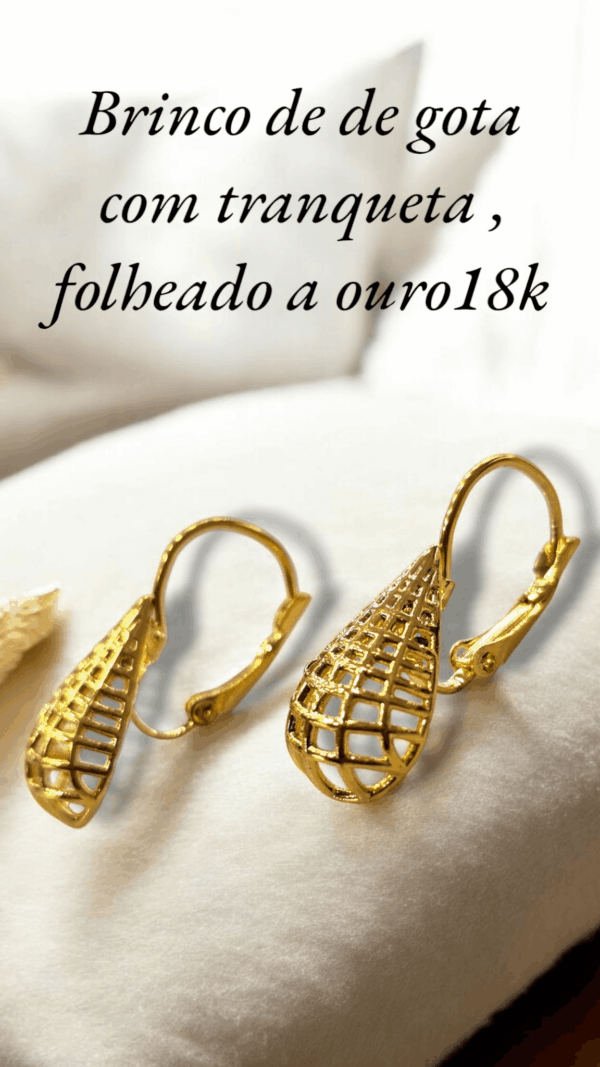 Brinco de de gota com tranqueta , folheado a ouro18k