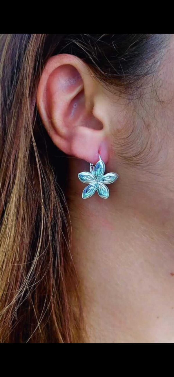 Brinco folheado a prata de flor.