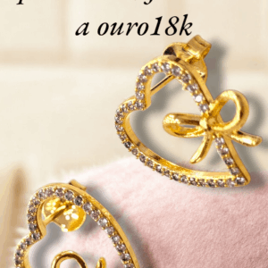 Brinco formato coração com laço e pedrinhas, folheado a ouro18k