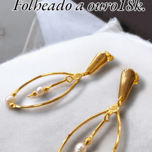 Brinco grande com pérolas sintéticas. Folheado a ouro18k.