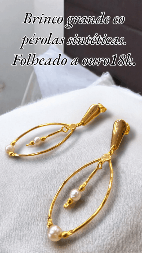 Brinco grande com pérolas sintéticas. Folheado a ouro18k.