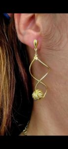 Brinco grande formato caracol com bolinha. Folheado a ouro18k