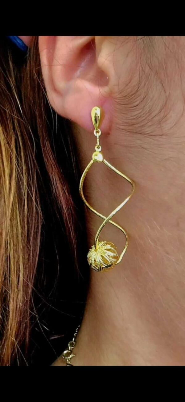 Brinco grande formato caracol com bolinha. Folheado a ouro18k