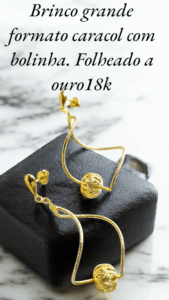 Brinco grande formato caracol com bolinha. Folheado a ouro18k