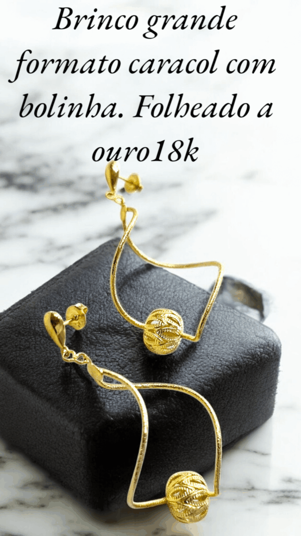 Brinco grande formato caracol com bolinha. Folheado a ouro18k