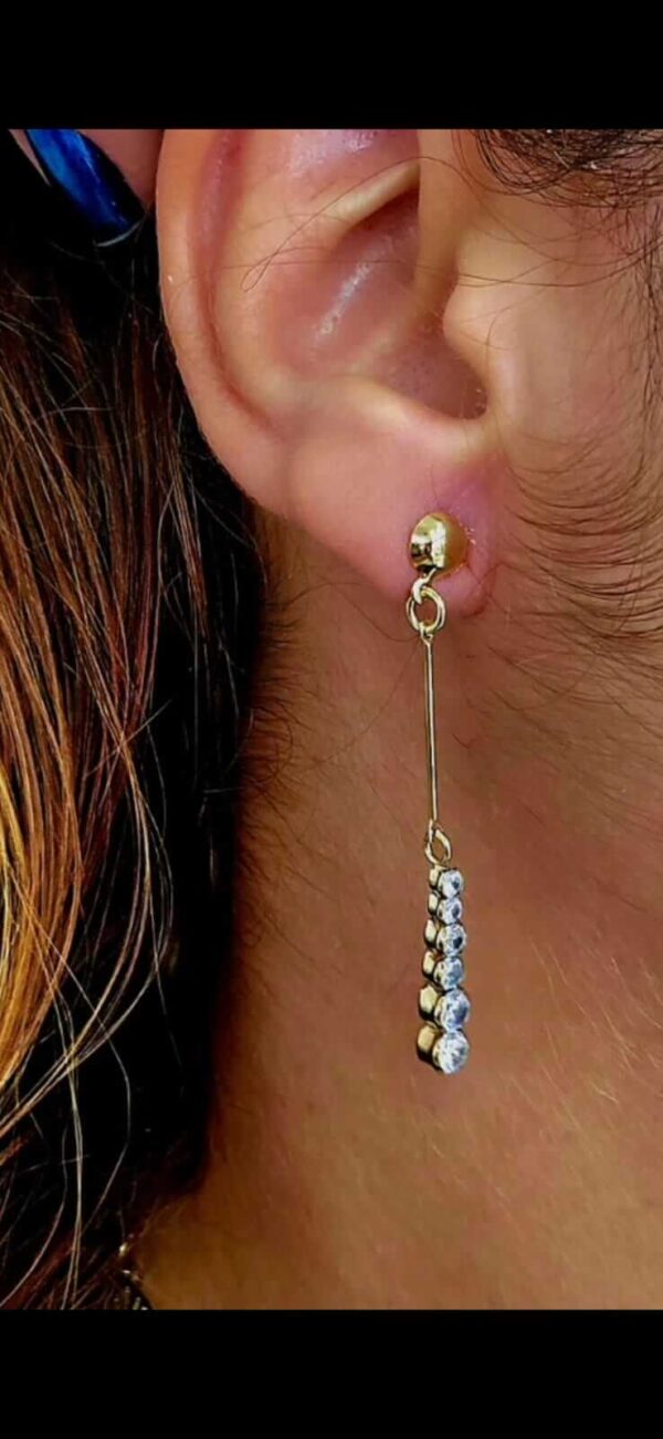 Brinco palito com pedras. Folheado a ouro18k