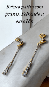 Brinco palito com pedras. Folheado a ouro18k